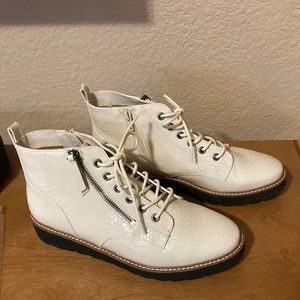 Naturalizer, women’s size 9M boot, never worn, cream colored